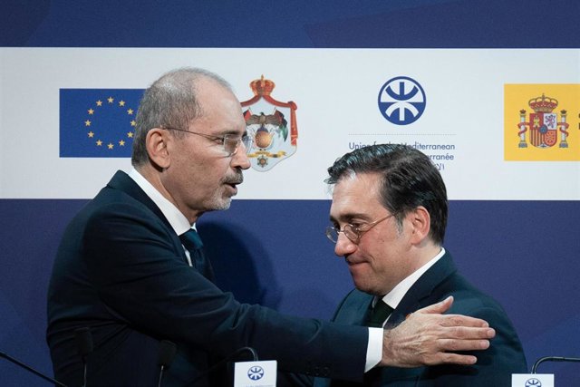El viceprimer ministro y ministro de Exteriores de Jordania, Ayman Safadi (i), y el ministro de Asuntos Exteriores de España, José Manuel Albares (d), tras una rueda de prensa durante el VIII Foro de la UpM