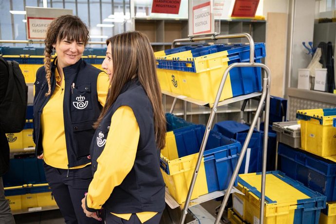 Archivo - Leticia González de Castro (i) y Fátima Vedia García (d), nuevas incorporaciones al equipo de Correos, a 23 de octubre de 2023, en Madrid (España). Hoy comienza la incorporación a Correos de las 7.757 personas que han obtenido puestos fijos op