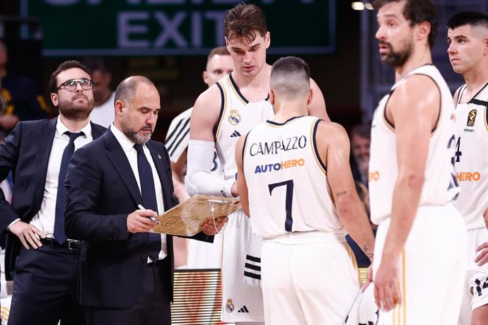 Archivo - El entrenador del Real Madrid de baloncsto, Chus Mateo, ante el Bara en el Wizink Center.