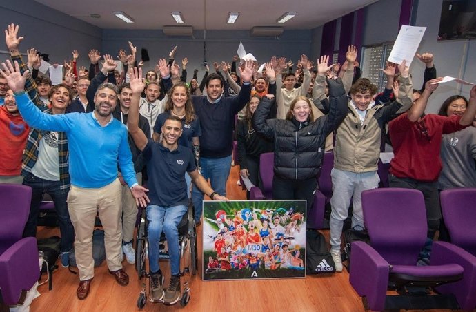 Jorge Vázquez, delegado territorial de Turismo, Cultura y Deporte de la Junta de Andalucía en Cádiz, junto a los deportistas paralímpicos Sarah Almagro y José Manuel Quintero, encargados de liderar el programa Mentor10 en Puerto Real.