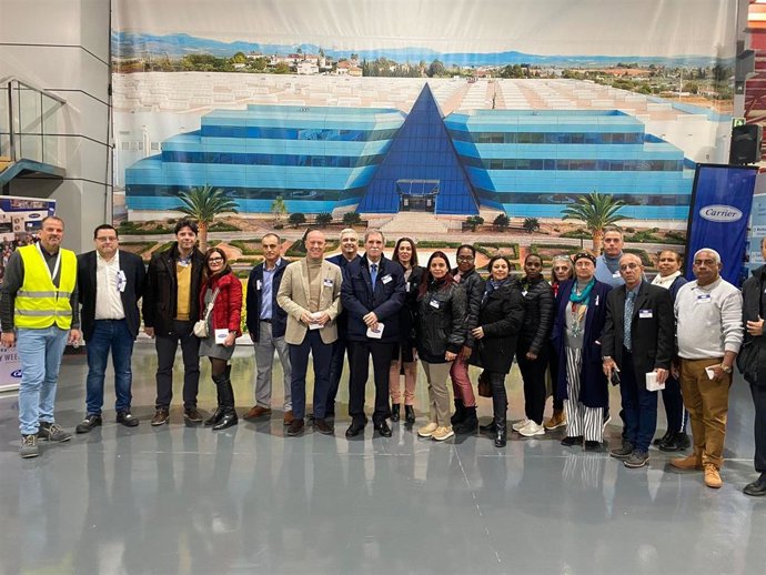 Viso (centro), en una de las empresas que ha visitado con la delegación cubana.