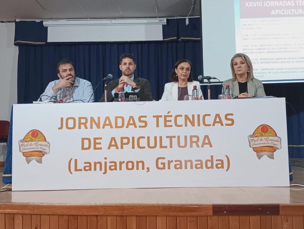 Raquel Espín en las XVIII jornadas técnicas de la Feria de la Miel de Lanjarón.