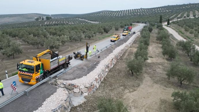 Obras de reparación del talud que ejcuta la Junta en la carretera A-3127.