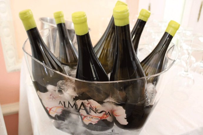 Archivo - Botellas de vino de la DO Almansa.
