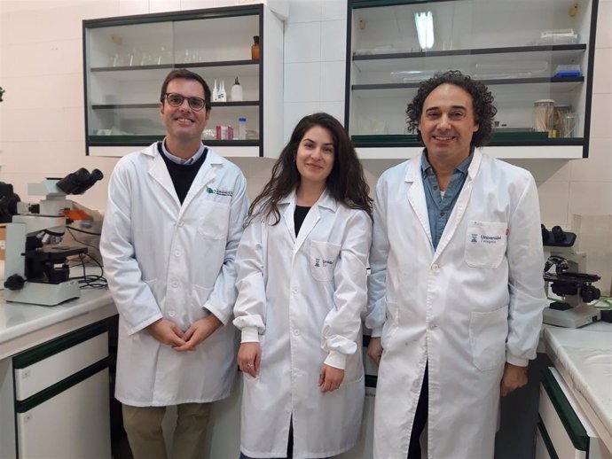 De izquierda a derecha Víctor Lopez, Paula Jurado y Jesús Arenas en los laboratorios de la Unidad de Microbiología e Inmunologia de la Facultad de Veterinaria de la Universidad de Zaragoza.