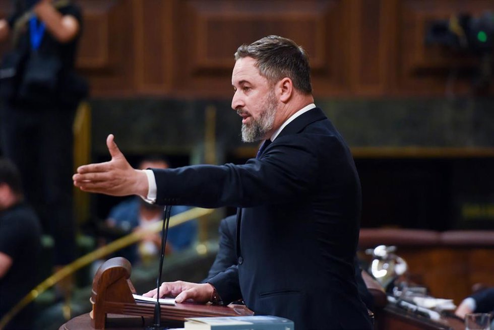El líder de Vox, Santiago Abascal, interviene durante la primera sesión del debate de investidura de Pedro Sánchez como presidente de Gobierno, en el Congreso de los Diputados.