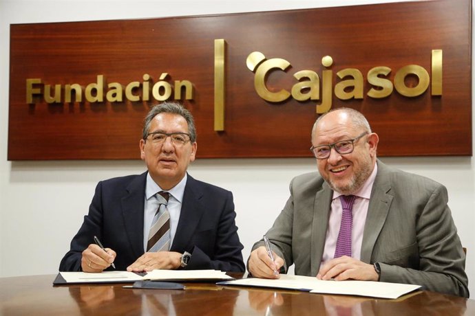 El presidente de la Fundación Cajasol, Antonio Pulido (izda.), y el rector de la Universidad de Córdoba, Manuel Torralbo, en la firma del convenio.