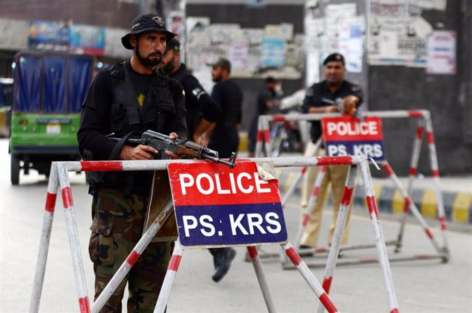 Archivo - Control policial en Pakistán