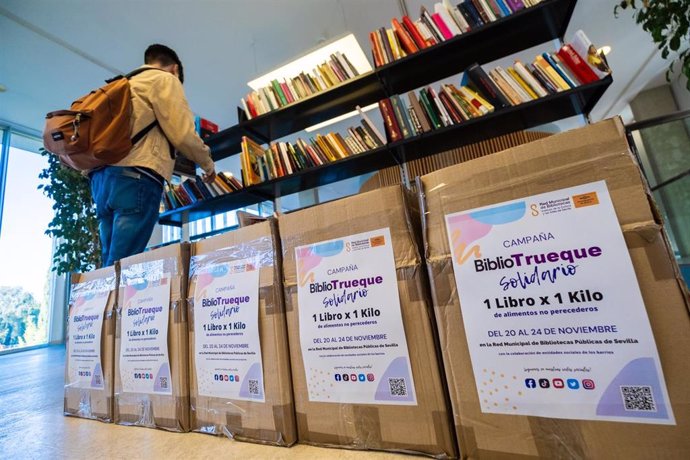 Campaña 'Bibliotrueque solidario' impulsada y organizada por el Ayuntamiento de Sevilla.