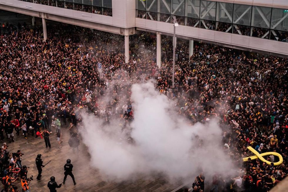 Archivo - Agentes de la Policía Nacional y Mossos de Esquadra intentan disolver la concentración en el Aeropuerto de Barcelona-El Prat, en protesta por la sentencia del Tribunal Supremo sobre el juicio del 'procés', en Barcelona (España), a 14 de octubr
