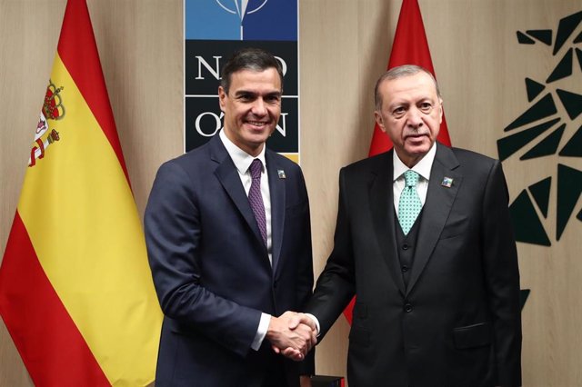 Archivo - El presidente del Gobierno, Pedro Sánchez, y el presidente de Turquía, Recep Tayyip Erdogan, durante su reunión bilateral en los márgenes de la Cumbre de la OTAN en Lituania