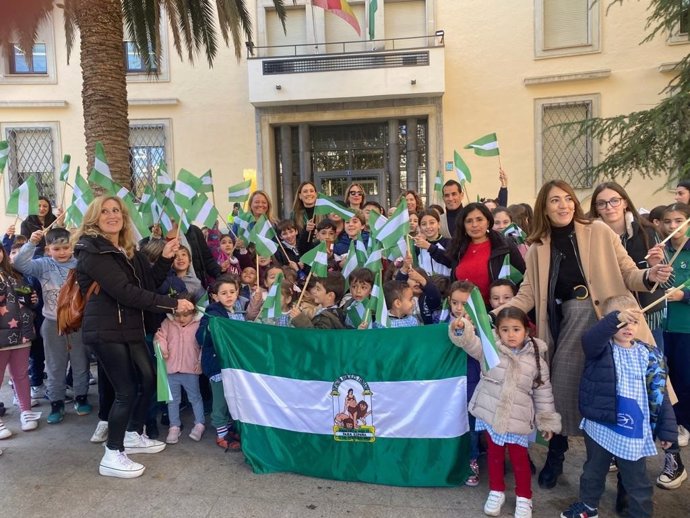 Actividad con escolares con motivo del Día de la Bandera de Andalucía.