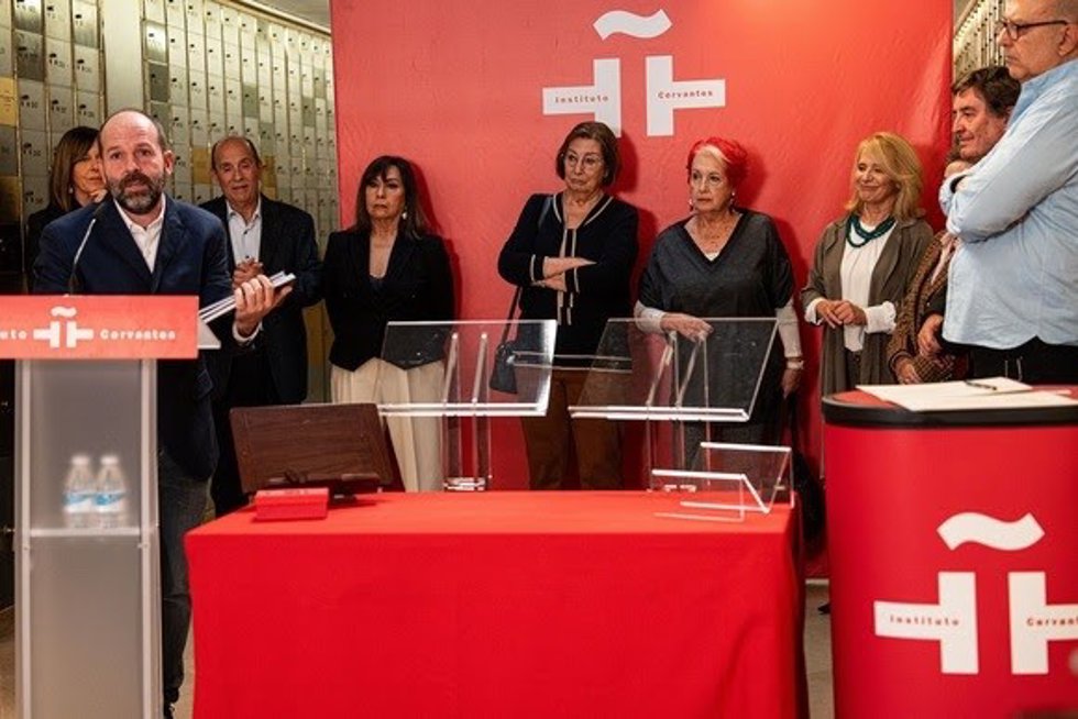 El subdirector de Informe Semanal, Pablo Ramírez (izda.) durante su intervención en el Instituto Cervantes.