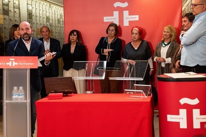 El subdirector de Informe Semanal, Pablo Ramírez (izda.) durante su intervención en el Instituto Cervantes.