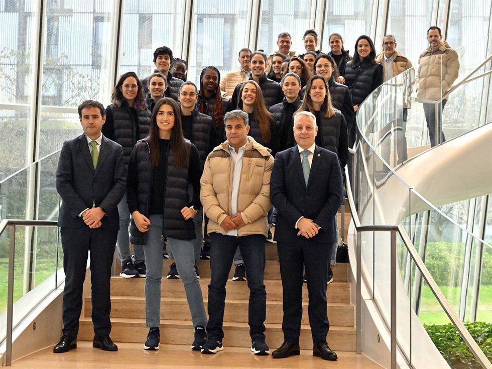 Foto de familia tras la despedida oficial a la selección femenina de balonmano que va a disputar el Mundial