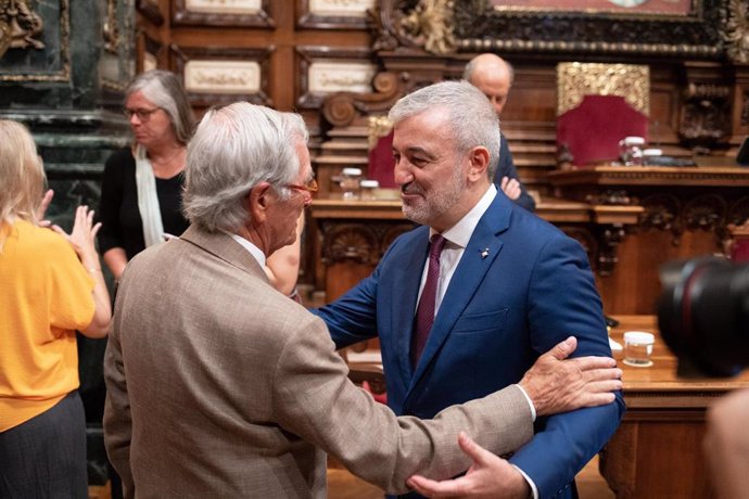 Archivo - El líder de Junts en el Ayuntamiento de Barcelona, Xavier Trias (i), saluda al alcalde de Barcelona, Jaume Collboni (d), en una imagen de archivo.