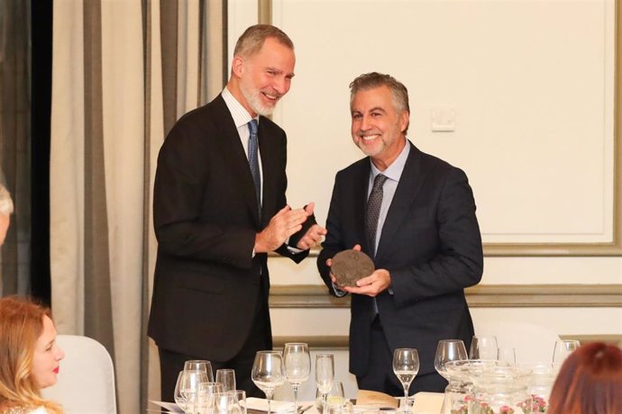 El Rey entrega el Premio de Periodismo "Francisco Cerecedo" a Carlos Alsina.