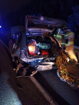 Bomberos de Gijón trabajan en la excarcelación de una mujer atrapada en su coche tras sufrir una colisión múltiple entre al menos ocho vehículos, en la AP-8, en Gijón.