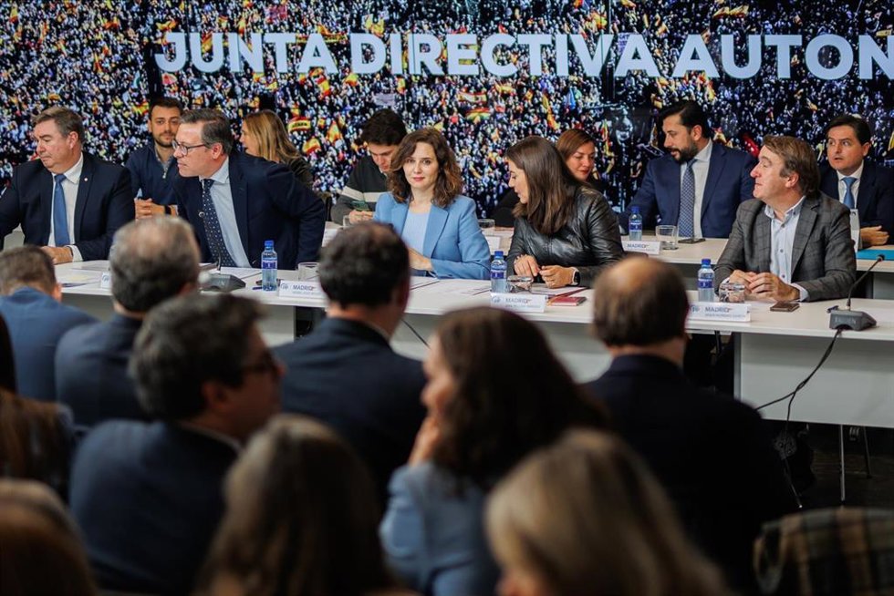 (I-D) El viceconsejero de Presidencia y Administración Local de la Comunidad de Madrid, José Antonio Sánchez, el secretario general del PP de Madrid, Alfonso Serrano, la presidenta de la Comunidad de Madrid y presidenta del PP de Madrid, Isabel Díaz Ayu