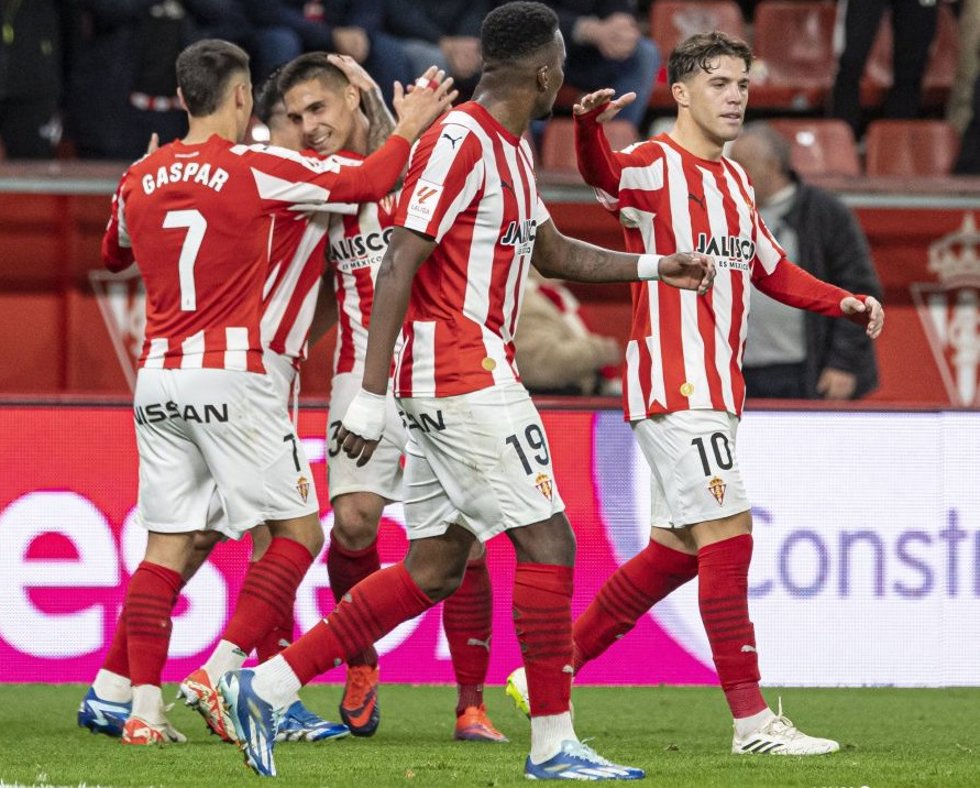 Los jugadores del Sporting celebran uno de sus goles ante el Eldense en LaLiga Hypermotion 2023-2024