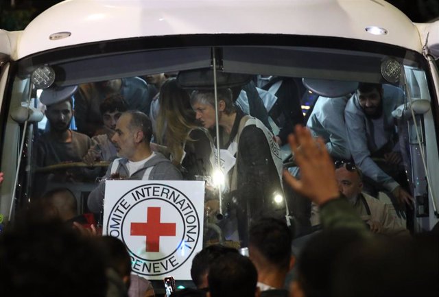 Un autobús del CICR traslada a prisioneros palestinos a la ciudad cisjordana de Ramala