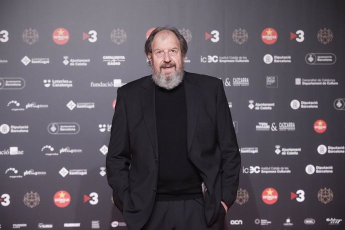 Archivo - El actor Josep Maria Pou posa en la alfombra roja de la celebración de los Premios Gaudí de cine catalán, en la Academia del Cine Catalán, a 6 de marzo de 2022, en Barcelona, Cataluña (España)