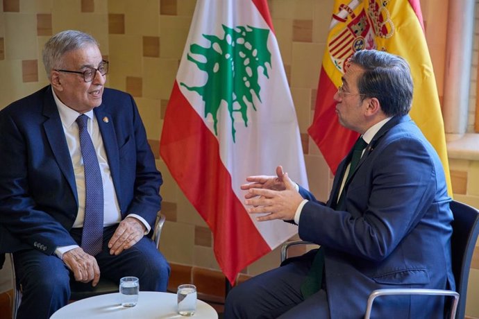 El ministro de Exteriores, UE y Cooperación, José Manuel Albares, con su homólogo libanés, Abdalá Bou Habib