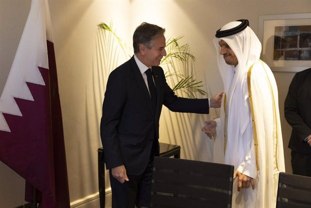 El secretario de Estado de EEUU, Antony Blinken (izquierda), junto a su homólogo qatarí, Mohamed bin Abdulrahman al Thani (derecha)