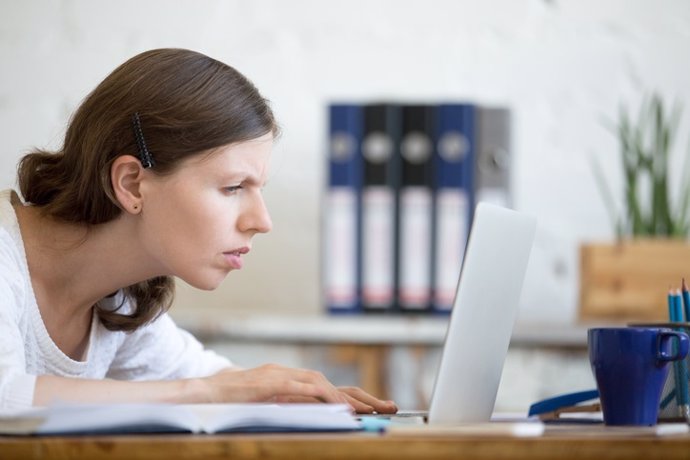 Archivo - Young concerned office woman looking at laptop computer