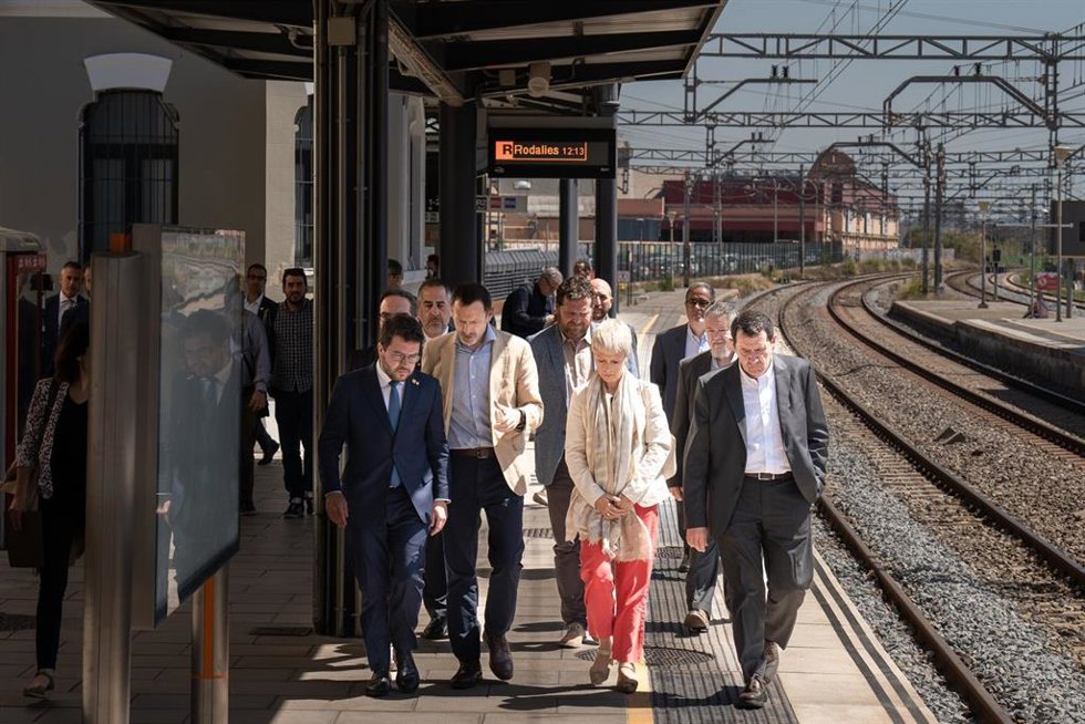 Archivo - El presidente de la Generalitat de Catalunya, Pere Aragons;  el director general de Adif, Ángel Contreras y la directora de Rodalies de Catalunya en Renfe, Mayte Castillo, durante su visita a la estación de Renfe de Gav, a 8 de mayo de 2023 