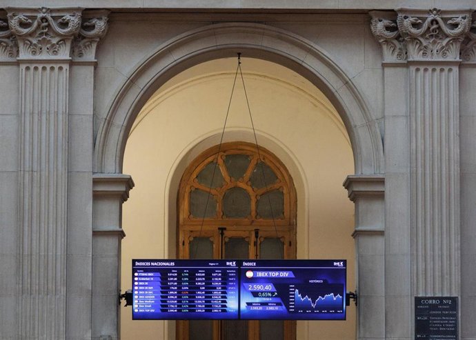 Archivo - Paneles del Ibex 35 en el Palacio de la Bolsa, en Madrid (España). 
