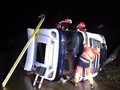 Dos heridos leves en el vuelco de un camión en la A-8 en Bárcena de Cicero