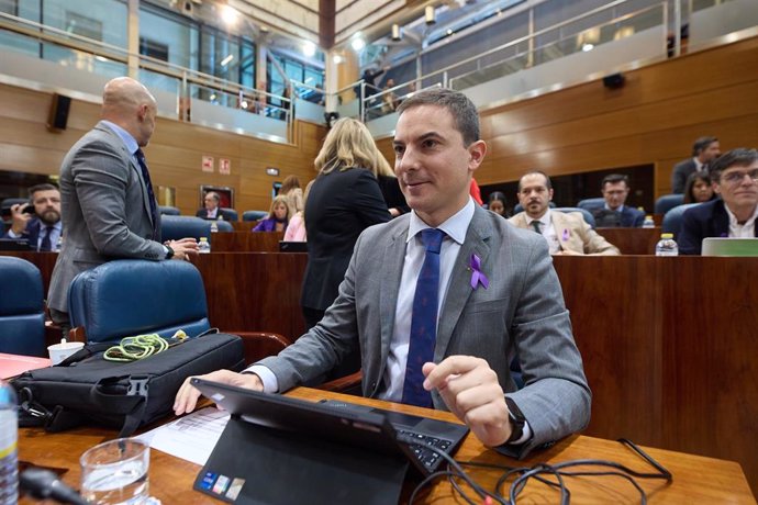 El secretario general del PSOE-Madrid, Juan Lobato, durante un pleno en la Asamblea de Madrid.
