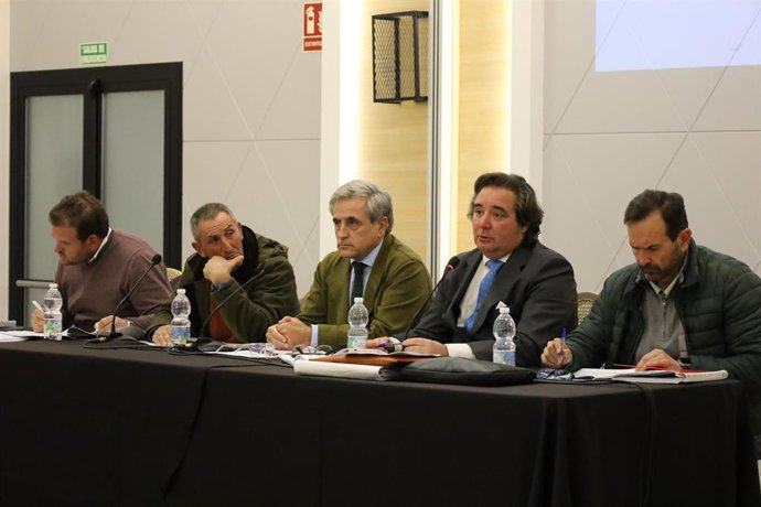 El consejero de Gestión Forestal y Mundo Rural, Ignacio Higuero, entre otras autoridades en la Junta General de la Comunidad de Regantes de Tierra de Barros