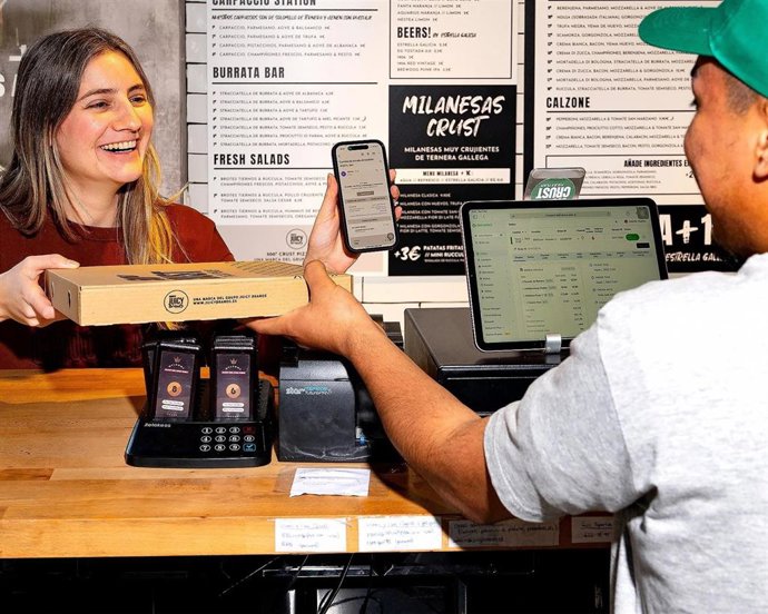 Empleado de un restaurante utilizando el servicio de Deliverect.