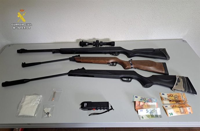 Detenido en Agoncillo (La Rioja) un hombre por llevar droga y armas prohibidas en su vehículo