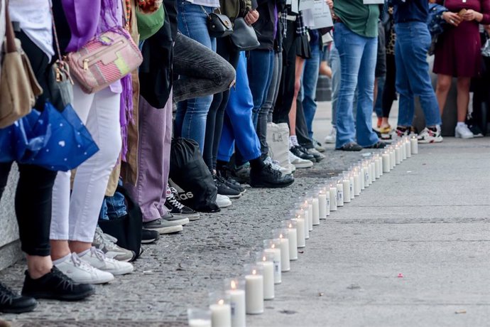 Archivo - Varias mujeres protestan durante una concentración por los feminicidios.