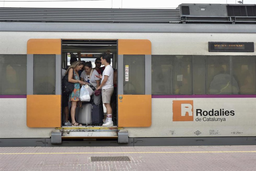 Archivo - Varias personas en el interior de un tren en Vilanova i la Geltrú a 16 de agosto de 2023, en Vilanova i la Geltrú, Barcelona, Catalunya (España)