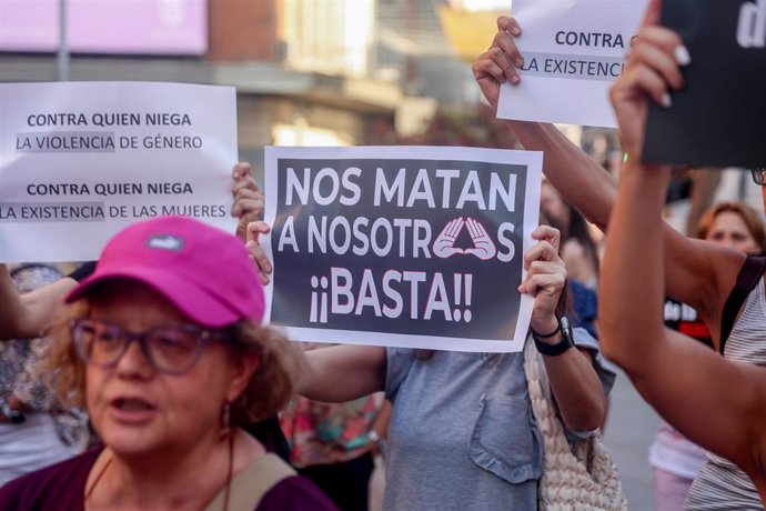 Archivo - Varias personas protestan contra la violencia de género.