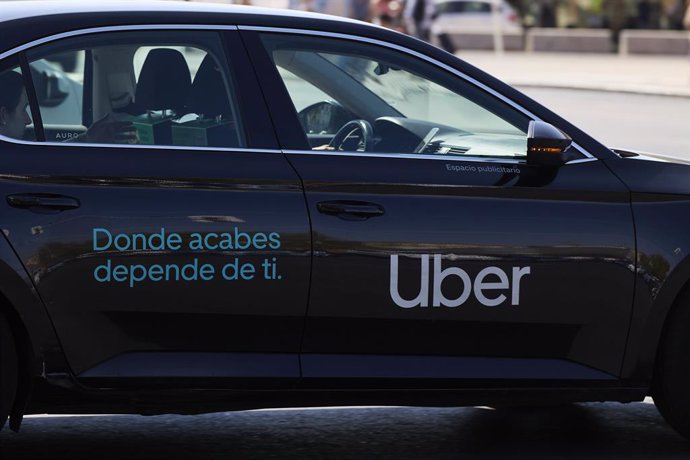 Archivo - Un taxi de Uber en la zona de Atocha, en Madrid (España). 