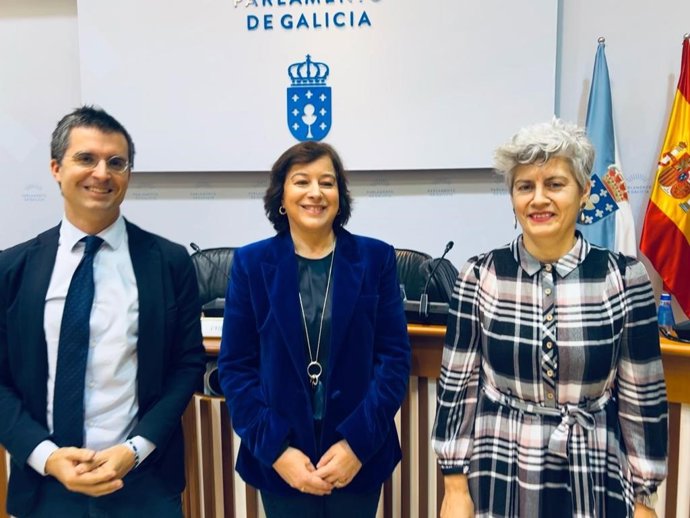 Mesa da Comisión non permanente especial de estudo sobre a posible modificación da letra do Himno de Galicia. Presidenta Susana López Abella, vicepresidente Borja Verea e secretaria, Mercedes Queixas.