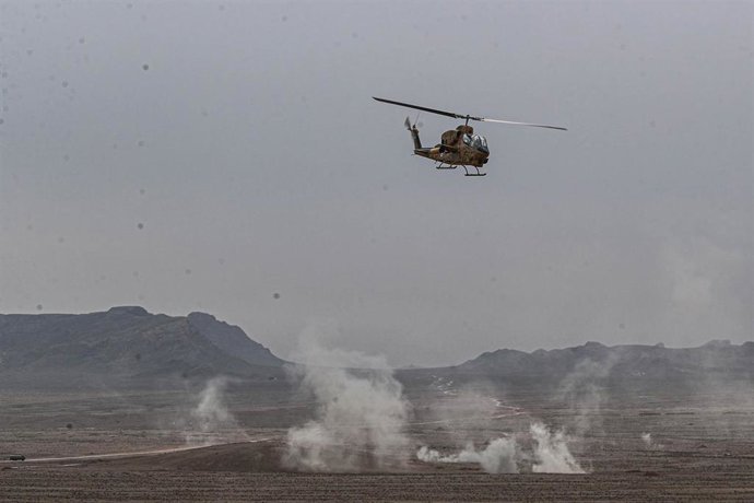 Archivo - Un helicóptero del Ejército de Irán durante unas maniobras militares (archivo)