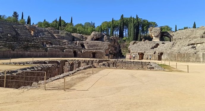 Al fondo de la imagen, la Puerta Libitinaria del anfiteatro de Itálica