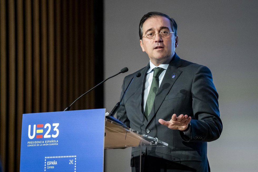 El ministro de Asuntos Exteriores, Unión Europea y Cooperación, José Manuel Albares, presenta el sello de correos UE 2023, en el Palacio Marqués de Salamanca, a 23 de noviembre de 2023, en Madrid (España).