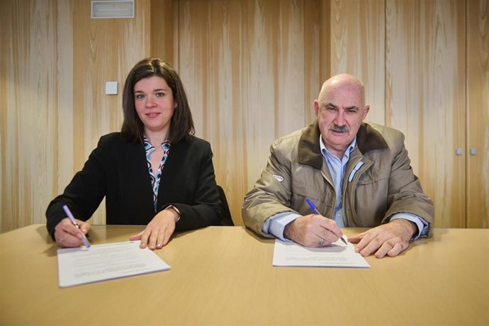 El consejero de Desarrollo Rural, José Mari Aierdi, y la presidenta de UCAN, Ester Burgui, en la firma del convenio.