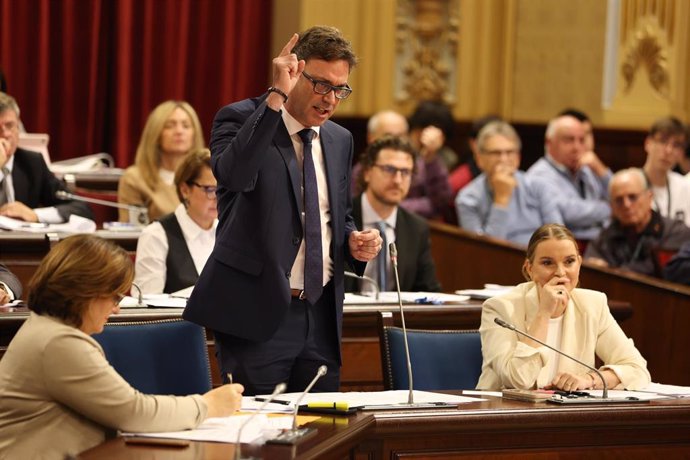El conseller de Economia, Hacienda e Innovación, Antoni Costa, interviene durante un pleno en el Parlament balear, a 14 de noviembre de 2023