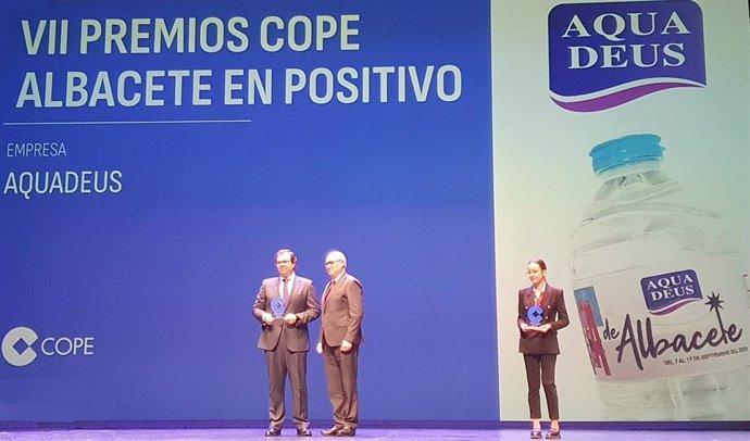 Adrián Perez, director general de Aquadeus recibe el galardón de manos de Herminio Molina, presidente de la Fundación Globalcaja Albacete