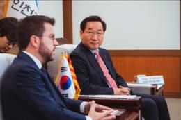 El president de la Generalitat, Pere Aragonès, amb l'alcalde d'Incheon, Yoo Keong-bok