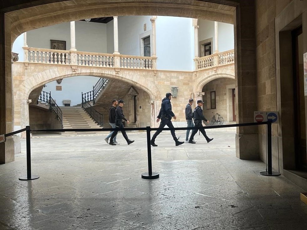 Los dos acusados de patronear una patera, conducidos por agentes de la Policía Nacional en el patio de la Audiencia.