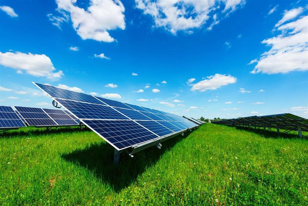 Archivo - Solar power station against the blue sky. Alternative energy concept